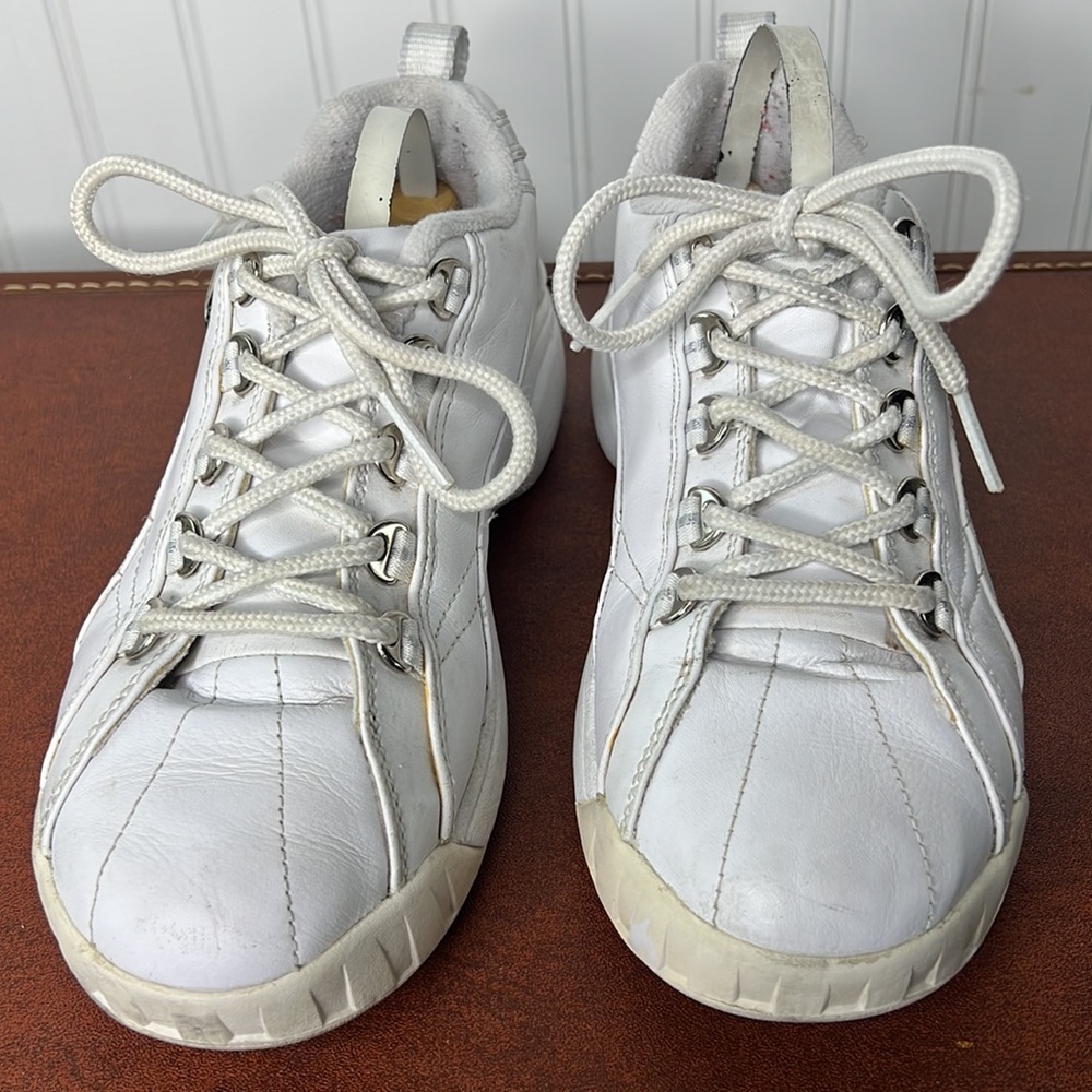 Converse Leather Sneakers Size Ladies 7 - Picture 2 of 9